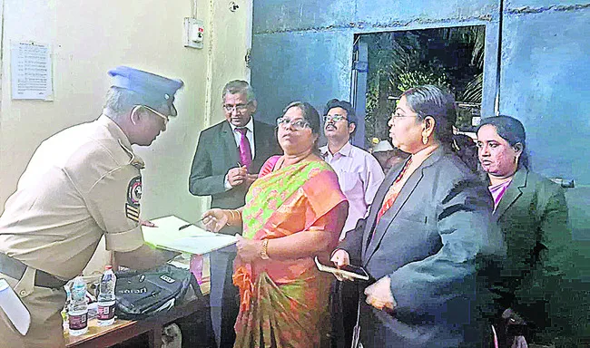 సత్ప్రవర్తనతో శిక్ష పూర్తిచేయండి
