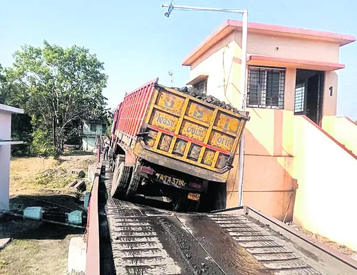 వేబ్రిడ్జిపై కూరుకుపోయిన టిప్పర్‌