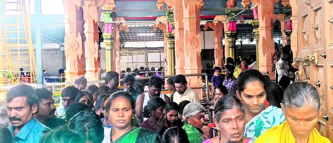 ఉరుకుందకు పోటెత్తిన భక్తులు