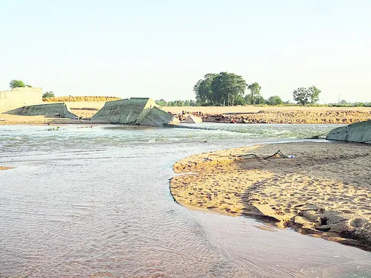 కూలిపోయిన ఉపాధి