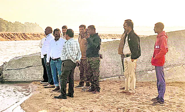 చెక్‌డ్యాం పరిశీలన 