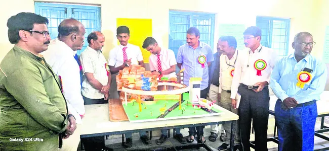 విద్యార్థులు శాస్త్రవేత్తలుగా ఎదగాలి