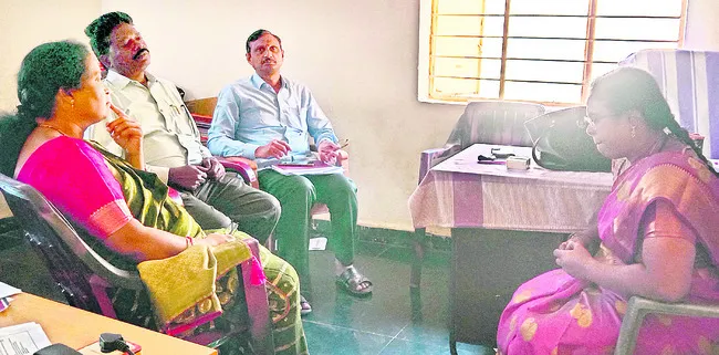 ఇద్దరికి షోకాజ్‌ నోటీసు 