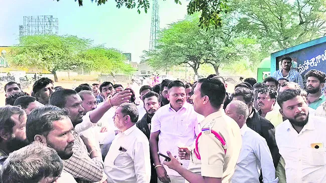 ఉద్రిక్తత నడుమ ఉపసర్పంచ్‌ ఎన్నిక