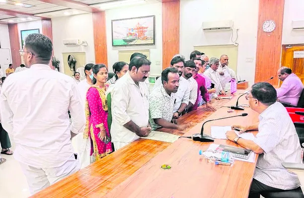 ఉద్యోగుల గ్రీవెన్స్‌కు 64 అర్జీలు 