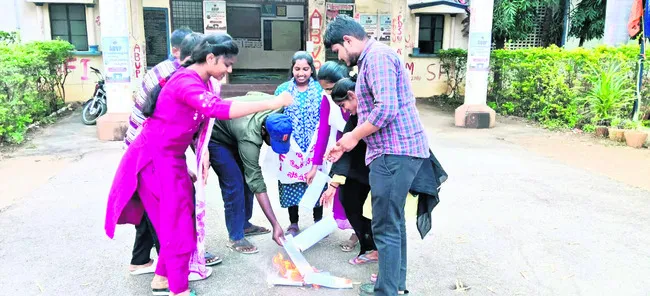 వికసిత్‌ భారత్‌ శిక్ష అధిక్షణ్‌ బిల్లు పత్రాలు దహనం