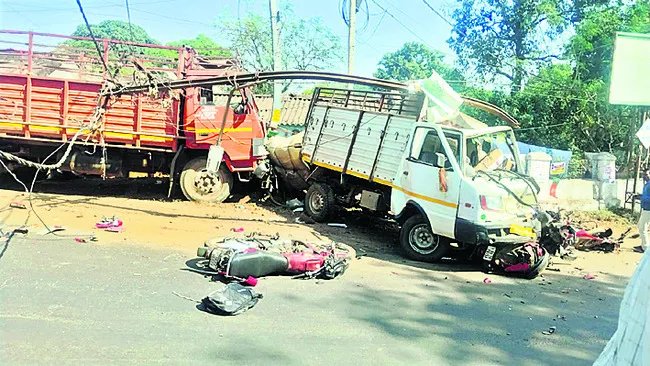 వ్యాన్‌ బీభత్సం