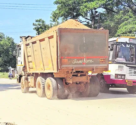 యథేచ్ఛగా మట్టి అక్రమ రవాణా 