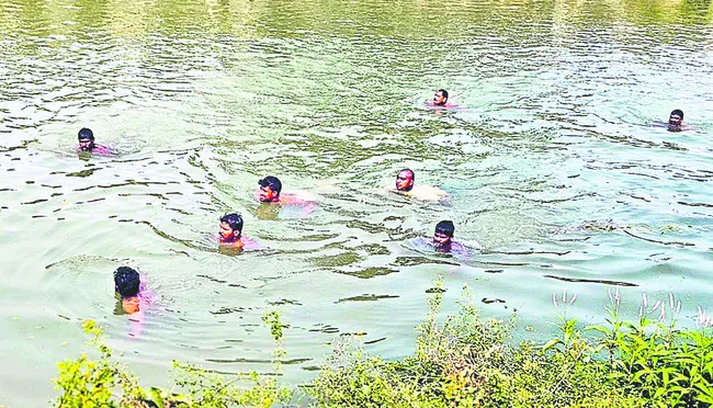 గుర్రపు డెక్క తొలగిస్తూ కార్మికుడి గల్లంతు 