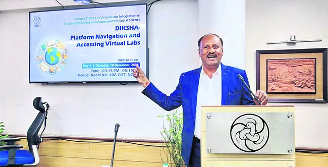 డిజిటల్‌ ప్రయోగాల వినియోగంపై శిక్షణలో మడితాటి 