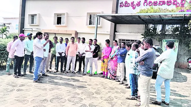 కనీస వేతనం చెల్లించాలని ధర్నా 