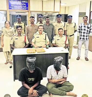 ఇద్దరు గంజాయి స్మగ్లర్ల అరెస్ట్‌ 

