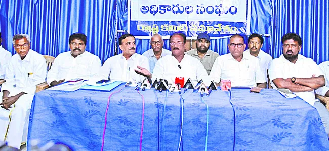 వీఆర్వోల సమస్యల పరిష్కారానికి డిమాండ్‌ 