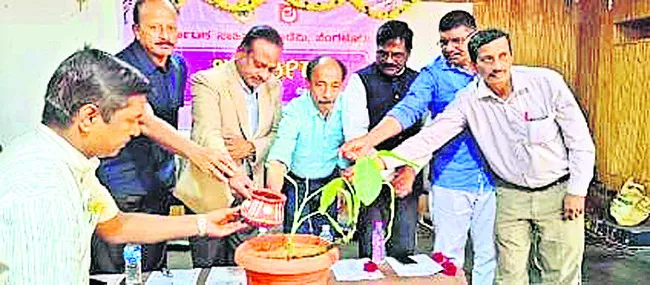 విద్యార్థులు సాహిత్యంపై ఆసక్తి పెంచుకోవాలి