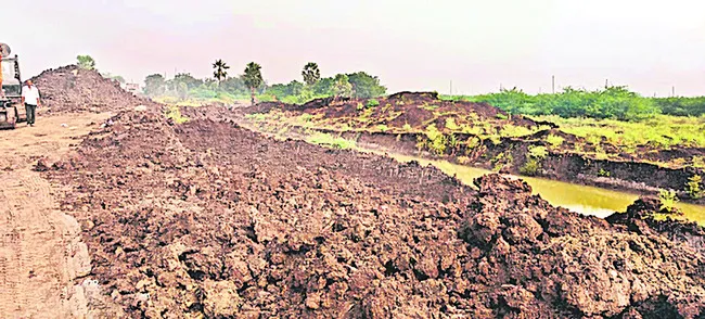 మట్టి మాఫియాకు ‘హైవే’ 