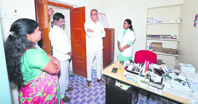 డాక్టర్లు ఉండరు.. మందులు ఉండవు