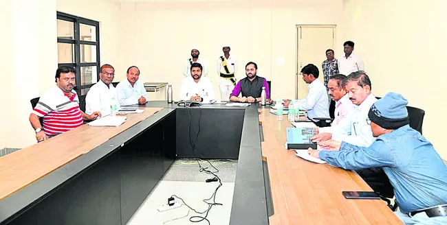 ఇళ్ల నిర్మాణంలో పురోగతి సాధించాలి