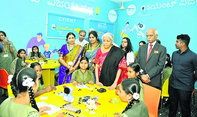 విద్యార్థులకు కంప్యూటర్‌ జ్ఞానం అత్యవసరం