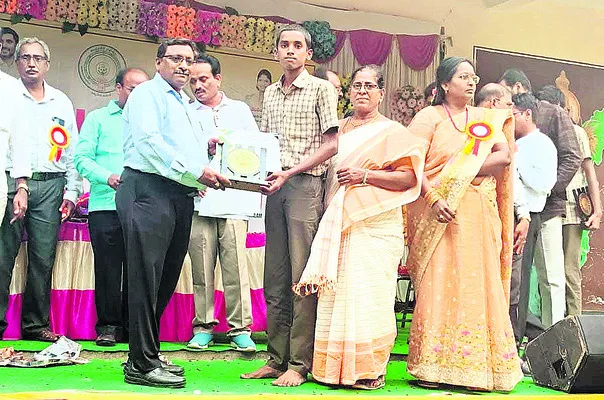 రాష్ట్ర స్థాయి సైన్స్‌ ఎగ్జిబిషన్‌కు ఓసీ పల్లి హైస్కూల్‌ విద్యార్థి  