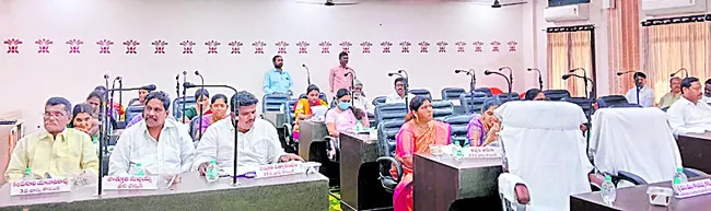 కౌన్సిల్‌ సమావేశం రసాభాస 