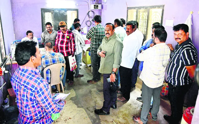 వాహనదారుల్లా వెళ్లి తనిఖీలు