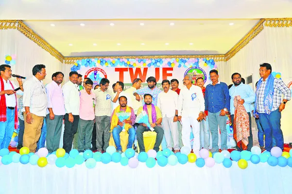 పది రోజుల్లో అక్రిడిటేషన్లు 