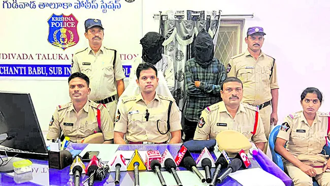 చోరీ కేసుల్లో ఇద్దరు నిందితుల అరెస్ట్‌ 