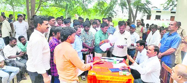 భూములు అప్పగిస్తే రూ.20 లక్షలు 