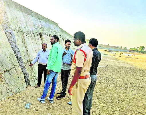 చెక్‌ డ్యాం పరిశీలన
