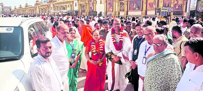 శ్రీమఠంలో ఆర్బీఐ డిప్యూటీ గవర్నర్‌ 