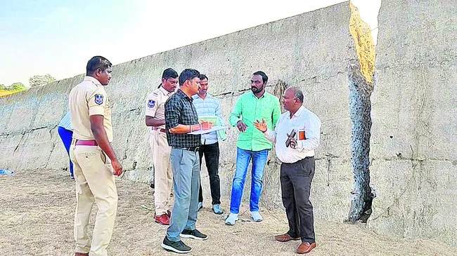 చెక్‌డ్యాం పరిశీలించిన ఫోరెన్సిక్‌ నిపుణులు