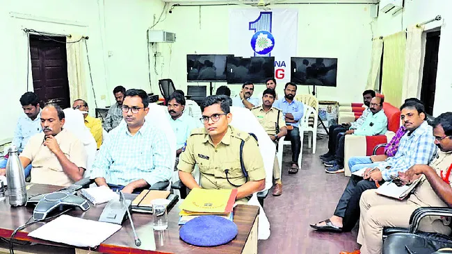 రోడ్డు భద్రతా నియమాలు పాటించాలి