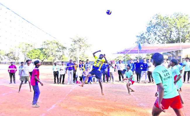 విద్యతోపాటు క్రీడల్లో ప్రతిభ కనబర్చాలి