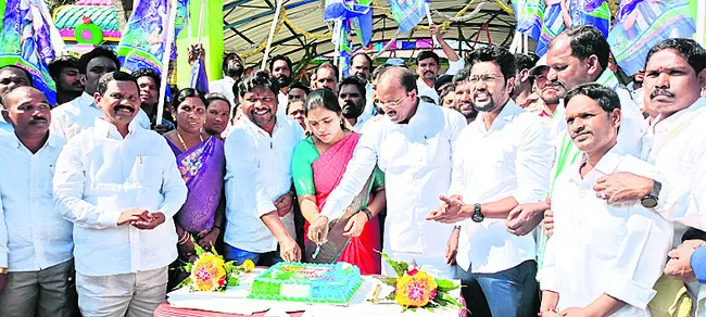 ఘనంగా జగన్‌ జన్మదిన వేడుకలు 