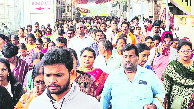 భక్తజన సంద్రమైన  వాడపల్లి