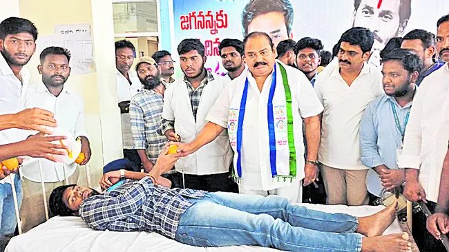 తిరువూరులో మెగా రక్తదాన శిబిరం 