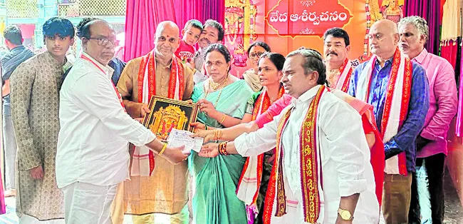 దుర్గమ్మకు పలువురు భక్తుల విరాళాలు 