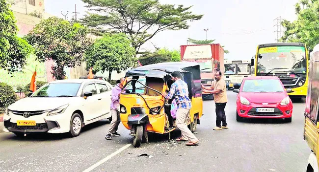 ఆర్టీసీ బస్సును ఢీకొన్న స్కూల్‌ ఆటో 