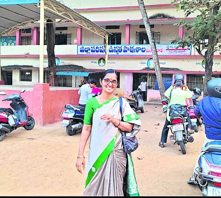 నాడు విద్యార్థినిగా... నేడు ఉపాధ్యాయినిగా.. 