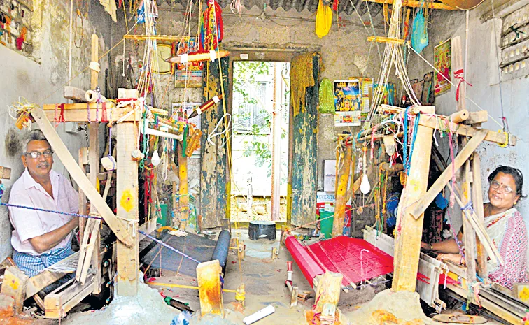 హామీలు తుంచి.. మగ్గాలు ముంచి..