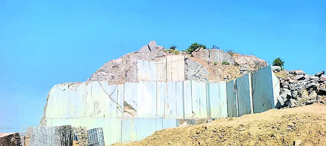 అనుమతి కొంత.. తవ్వకాలు ‘కొండ’ంతా