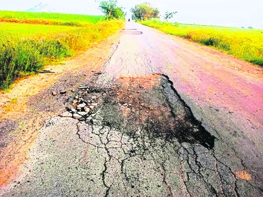 మంత్రి ఇలాకాలో నాణ్యతకు తిలోదకాలు 