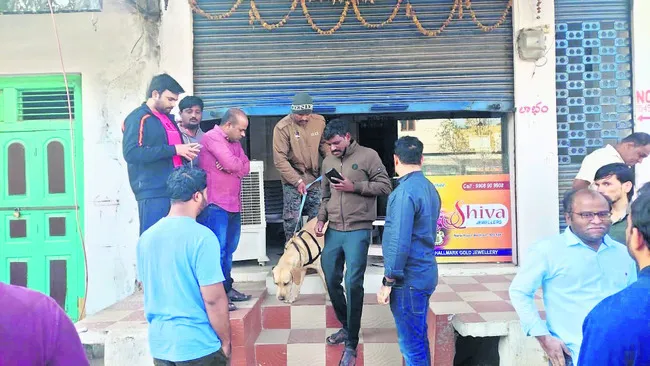 బంగారు దుకాణాల్లో భారీ చోరీ 