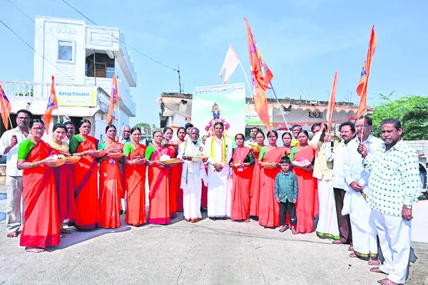 జోగుళాంబ అమ్మవారికి పోచంపల్లి వస్త్రాలు 