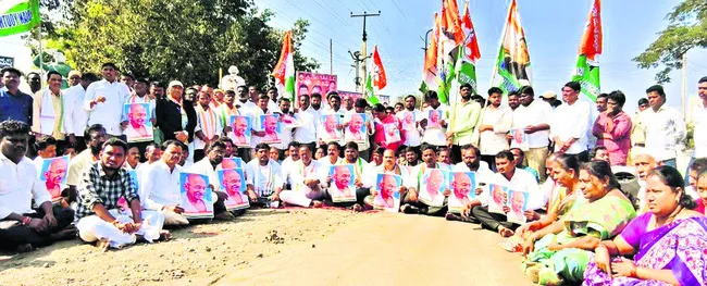 ఉపాధిని దెబ్బతీసేందుకు కేంద్రం కుట్ర