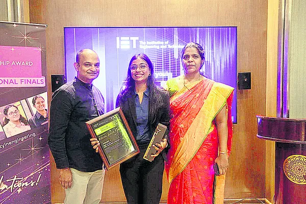 కేసీజీ విద్యార్ధికి ఐఈటీ స్కాలర్‌ షిప్‌ అవార్డు 