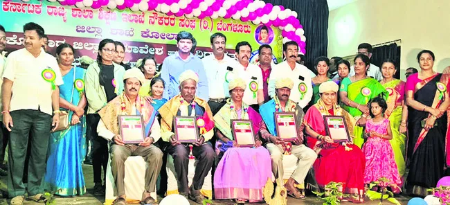 విద్యారత్న, సేవా భూషణ అవార్డుల ప్రదానం