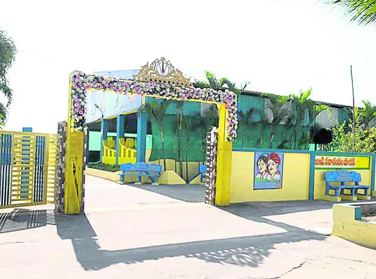 ‘ఫంక్షన్‌ హాల్‌’ స్వాధీనమేనా?