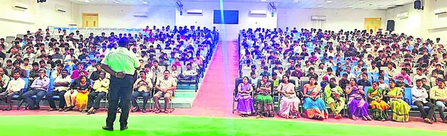 ట్రిపుల్‌ ఐటీని సందర్శించిన విద్యార్థులు