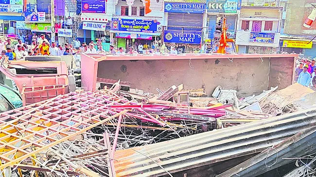 అతివేగంగా వెళ్తున్న డీసీఎం బోల్తా 